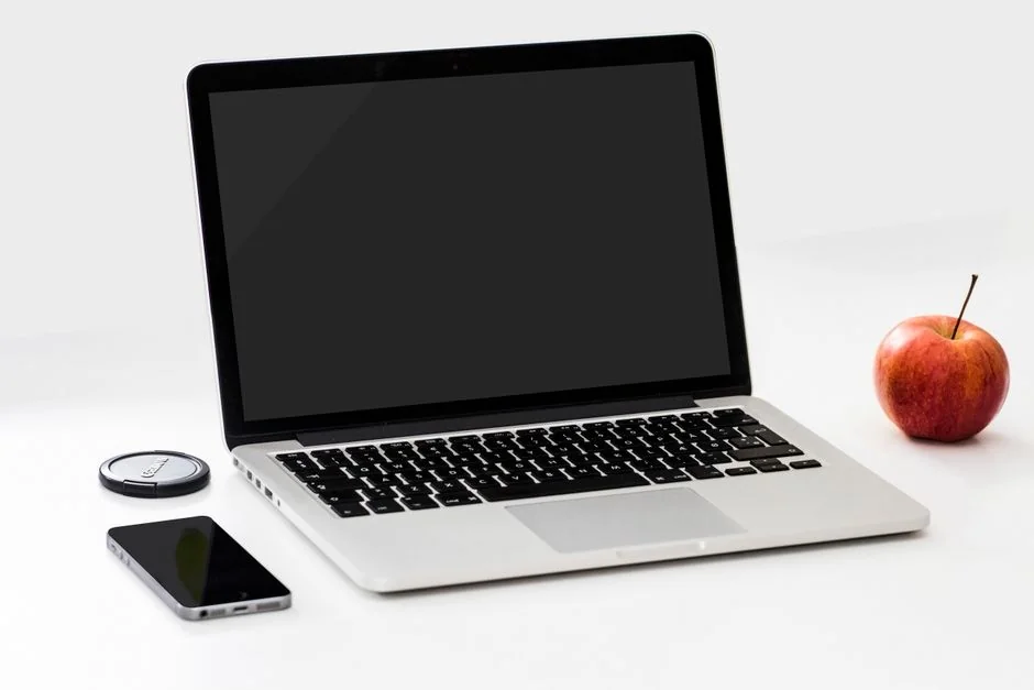 man-using-apple-computer-ieiuits149m